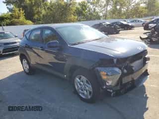 2024 Hyundai Kona Essential z VIN KM8HA3AB5RU179915, wystawiony jako Copart lot #73300114 z przebiegiem 1 035 mil mil oraz Szkoda całkowita • Salvage title. Historia ofert i sprzedaży dostępna na DreamBid. Obrazek 4.