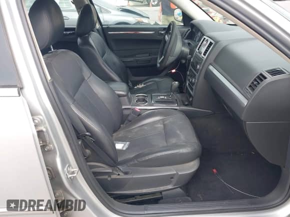 2010 Chrysler 300 Touring z VIN 2C3CA5CV2AH180310, wystawiony jako IAAI lot #43363512 z przebiegiem 146 503 mil mil oraz . Historia ofert i sprzedaży dostępna na DreamBid. Obrazek 5.