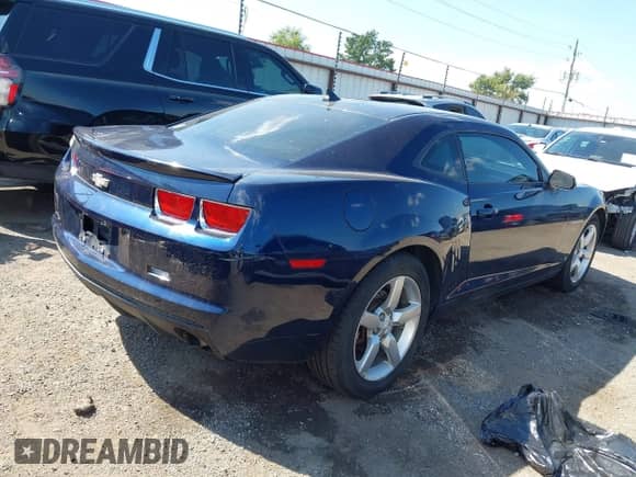 2010 Chevrolet Camaro 2LT z VIN 2G1FC1EV7A9123063, wystawiony jako IAAI lot #43302490 z przebiegiem 176 239 mil mil oraz . Historia ofert i sprzedaży dostępna na DreamBid. Obrazek 4.