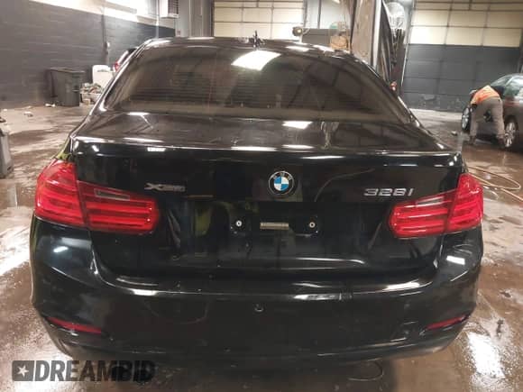 2013 BMW 3 Series 328i xDrive z VIN WBA3B3G53DNR80324, wystawiony jako IAAI lot #41490385 z przebiegiem 177 026 mil mil oraz . Historia ofert i sprzedaży dostępna na DreamBid. Obrazek 16.