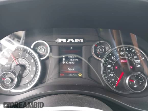 2025 Ram 1500 Big Horn z VIN 1C6RREFG1SN504598, wystawiony jako IAAI lot #42380514 z przebiegiem 7 657 mil mil oraz . Historia ofert i sprzedaży dostępna na DreamBid. Obrazek 7.