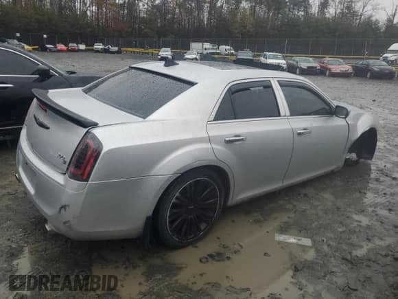 2012 Chrysler 300 S z VIN 2C3CCABG7CH232779, wystawiony jako Copart lot #82019144 z przebiegiem 96 216 mil mil oraz Szkoda całkowita • Salvage title. Historia ofert i sprzedaży dostępna na DreamBid. Obrazek 3.