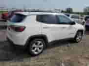 2019 Jeep Compass Latitude z VIN 3C4NJCBB6KT715423, wystawiony jako Copart lot #55070705 z przebiegiem 74 576 mil mil oraz Szkoda całkowita • Salvage title. Historia ofert i sprzedaży dostępna na DreamBid. Obrazek 3.