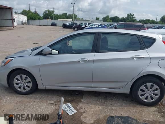 2017 Hyundai Accent SE z VIN KMHCT5AE3HU315659, wystawiony jako IAAI lot #42678933 z przebiegiem 119 952 mil mil oraz . Historia ofert i sprzedaży dostępna na DreamBid. Obrazek 14.