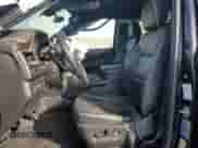 2021 Chevrolet Suburban Premier z VIN 1GNSKFKD5MR338668, wystawiony jako Copart lot #86410054 z przebiegiem Nie podano mil oraz Szkoda całkowita • Salvage title. Historia ofert i sprzedaży dostępna na DreamBid. Obrazek 7.