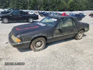 1989 Ford Mustang z VIN 1FABP44AXKF131313, wystawiony jako Copart lot #81459415 z przebiegiem 683 205 mil mil oraz Czysty tytuł • Clean title. Historia ofert i sprzedaży dostępna na DreamBid. Obrazek 1.