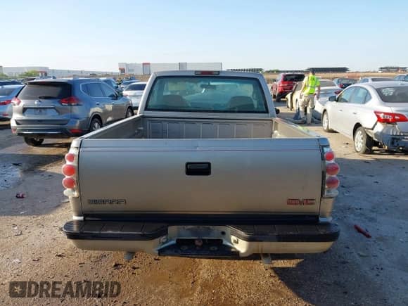 1998 GMC Sierra 1500 с VIN 1GTEC14W0WZ553723, выставлен на аукционе IAAI как лот 42033464 с пробегом 321 979 миль миль и . История ставок и продаж доступна на DreamBid. Изображение 16.