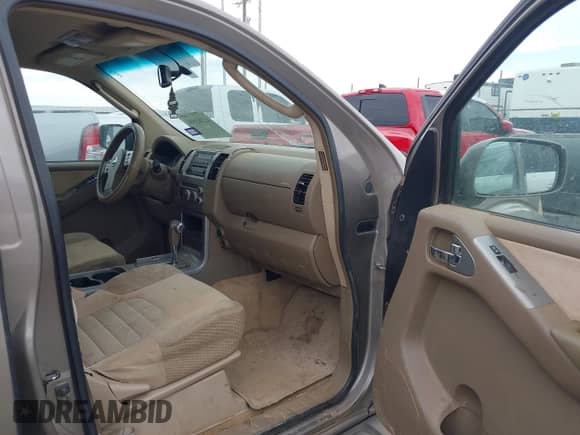 2007 Nissan Pathfinder S z VIN 5N1AR18U67C638099, wystawiony jako IAAI lot #42703504 z przebiegiem 355 856 mil mil oraz . Historia ofert i sprzedaży dostępna na DreamBid. Obrazek 5.