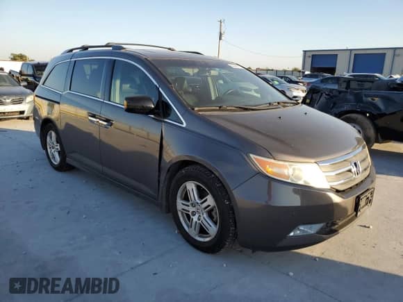 2013 Honda Odyssey Touring z VIN 5FNRL5H93DB050994, wystawiony jako Copart lot #89448415 z przebiegiem 138 294 mil mil oraz Czysty tytuł • Clean title. Historia ofert i sprzedaży dostępna na DreamBid. Obrazek 4.