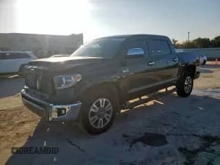 2020 Toyota Tundra Platinum с VIN 5TFGY5F17LX267961, выставлен на аукционе Copart как лот 71415535 с пробегом 87 585 миль миль и Списание • Salvage title. История ставок и продаж доступна на DreamBid. Изображение 1.