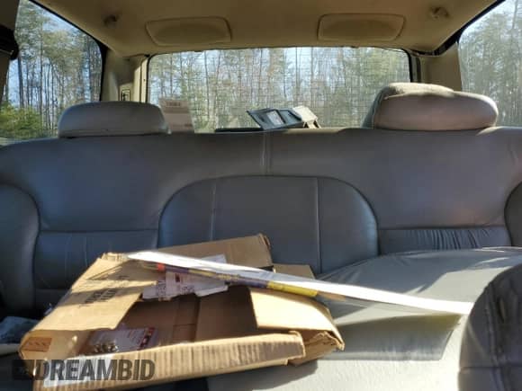 1998 Chevrolet Tahoe z VIN 3GNEK18R9WG123185, wystawiony jako Copart lot #53020915 z przebiegiem 310 261 mil mil oraz Nie do naprawy • Non repairable. Historia ofert i sprzedaży dostępna na DreamBid. Obrazek 10.