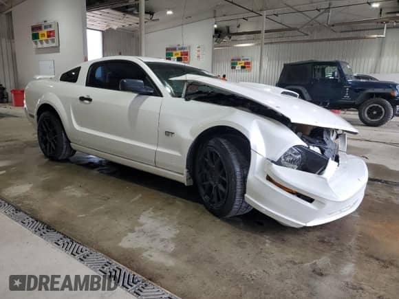2007 Ford Mustang GT Deluxe z VIN 1ZVFT82H975335304, wystawiony jako Copart lot #67806895 z przebiegiem 77 475 mil mil oraz Szkoda całkowita • Salvage title. Historia ofert i sprzedaży dostępna na DreamBid. Obrazek 4.