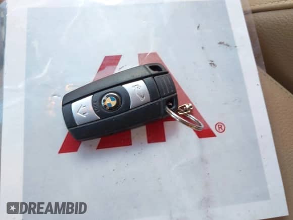 2009 BMW 3 Series 328i z VIN WBAPH73539E127636, wystawiony jako IAAI lot #43388990 z przebiegiem 117 602 mil mil oraz . Historia ofert i sprzedaży dostępna na DreamBid. Obrazek 11.