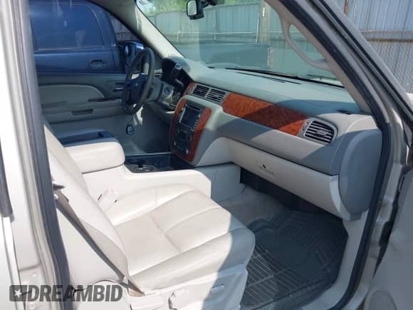 2009 Chevrolet Tahoe with VIN 1GNFK13539R110090, listed as a IAAI auction lot 42409163 with 239,583 mi miles and . Bid and sale history available at DreamBid. Image 5.