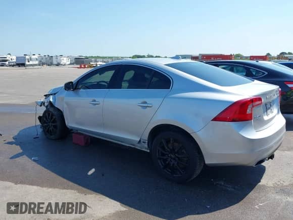 2016 Volvo S60 T5 Premier с VIN YV1612TKXG2401242, выставлен на аукционе IAAI как лот 42759766 с пробегом 98 822 миль миль и . История ставок и продаж доступна на DreamBid. Изображение 3.