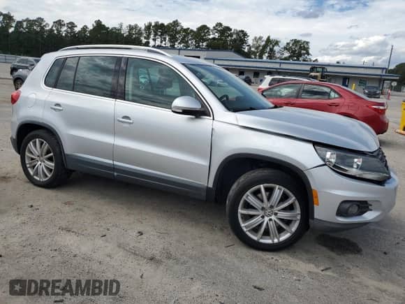 2012 Volkswagen Tiguan S с VIN WVGAV7AX1CW557510, выставлен на аукционе Copart как лот 84183995 с пробегом 200 842 миль миль и Списание • Salvage title. История ставок и продаж доступна на DreamBid. Изображение 4.