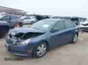 2014 Chevrolet Cruze LS z VIN 1G1PA5SH0E7260613, wystawiony jako IAAI lot #43119679 z przebiegiem 139 386 mil mil oraz . Historia ofert i sprzedaży dostępna na DreamBid. Obrazek 2.
