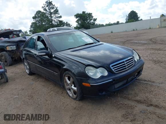 2005 Mercedes-Benz C 230 Kompressor z VIN WDBRF40J15F611535, wystawiony jako IAAI lot #43260919 z przebiegiem 142 192 mil mil oraz . Historia ofert i sprzedaży dostępna na DreamBid. Obrazek 1.