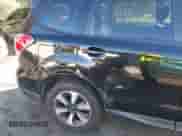 2018 Subaru Forester Premium z VIN JF2SJAEC5JH405628, wystawiony jako IAAI lot #43463543 z przebiegiem 106 481 mil mil oraz . Historia ofert i sprzedaży dostępna na DreamBid. Obrazek 17.