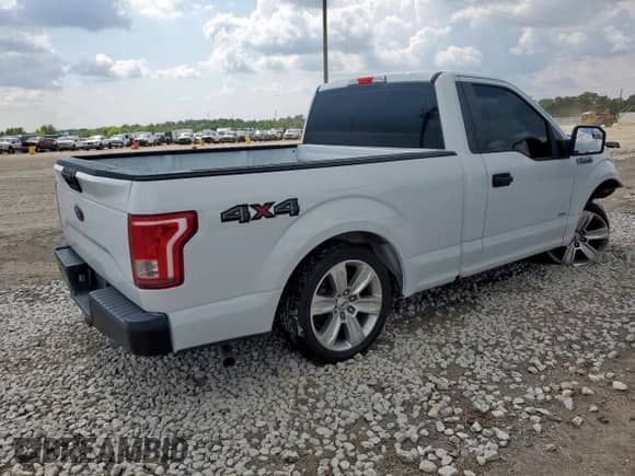 2017 Ford F-150 XL z VIN 1FTMF1C81HFA57727, wystawiony jako Copart lot #69560435 z przebiegiem Nie podano mil oraz Szkoda całkowita • Salvage title. Historia ofert i sprzedaży dostępna na DreamBid. Obrazek 3.