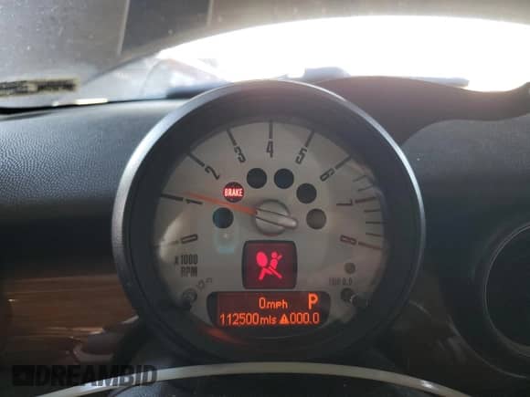 2011 MINI Hardtop z VIN WMWSU3C53BT091933, wystawiony jako Copart lot #87304685 z przebiegiem 112 500 mil mil oraz Szkoda całkowita • Salvage title. Historia ofert i sprzedaży dostępna na DreamBid. Obrazek 9.