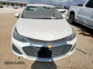 2019 Chevrolet Cruze z VIN 1G1BJ5SM5K7104098, wystawiony jako Copart lot #70595035 z przebiegiem 128 620 mil mil oraz Czysty tytuł • Clean title. Historia ofert i sprzedaży dostępna na DreamBid. Obrazek 5.