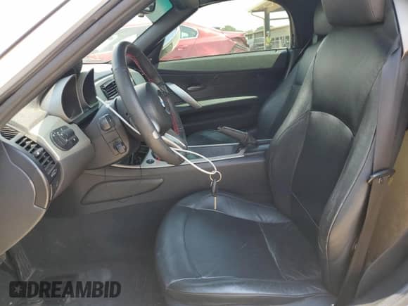 2005 BMW Z4 2.5i z VIN 4USBT33535LS54018, wystawiony jako Copart lot #69460305 z przebiegiem 146 349 mil mil oraz Czysty tytuł • Clean title. Historia ofert i sprzedaży dostępna na DreamBid. Obrazek 7.