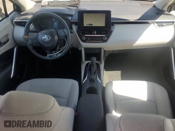 2025 Toyota Corolla Cross L с VIN 7MUAAAAG5SV132051, выставлен на аукционе Copart как лот 70994155 с пробегом 5 355 миль миль и Списание • Salvage title. История ставок и продаж доступна на DreamBid. Изображение 8.