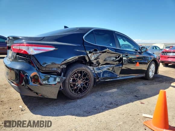 2020 Toyota Camry LE z VIN 4T1C11AK4LU911389, wystawiony jako Copart lot #80967045 z przebiegiem 57 680 mil mil oraz Szkoda całkowita • Salvage title. Historia ofert i sprzedaży dostępna na DreamBid. Obrazek 3.