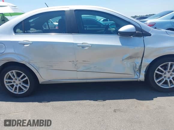 2013 Chevrolet Sonic LT z VIN 1G1JC5SHXD4105177, wystawiony jako IAAI lot #42761148 z przebiegiem 115 134 mil mil oraz . Historia ofert i sprzedaży dostępna na DreamBid. Obrazek 6.
