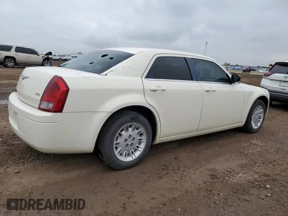 2007 Chrysler 300 z VIN 2C3KA43R97H720317, wystawiony jako Copart lot #85754325 z przebiegiem 105 476 mil mil oraz Nie do naprawy • Non repairable. Historia ofert i sprzedaży dostępna na DreamBid. Obrazek 3.
