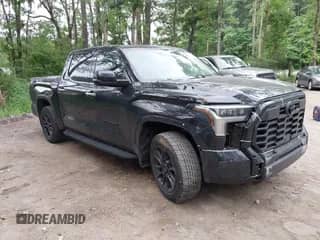 2023 Toyota Tundra Limited Hybrid z VIN 5TFJC5DB8PX016453, wystawiony jako IAAI lot #42943963 z przebiegiem 92 459 mil mil oraz . Historia ofert i sprzedaży dostępna na DreamBid. Obrazek 1.