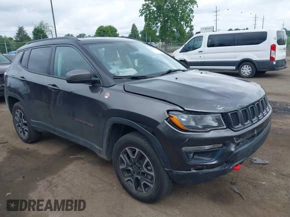 2019 Jeep Compass Trailhawk z VIN 3C4NJDDB8KT722053, wystawiony jako IAAI lot #42634252 z przebiegiem 69 628 mil mil oraz . Historia ofert i sprzedaży dostępna na DreamBid. Obrazek 1.