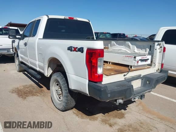 2019 Ford F-250 XL z VIN 1FT7X2B69KED43256, wystawiony jako IAAI lot #43143384 z przebiegiem 115 058 mil mil oraz . Historia ofert i sprzedaży dostępna na DreamBid. Obrazek 3.