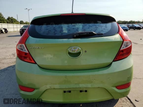 2013 Hyundai Accent SE z VIN KMHCU5AE7DU066032, wystawiony jako Copart lot #66413665 z przebiegiem 158 482 mil mil oraz Czysty tytuł • Clean title. Historia ofert i sprzedaży dostępna na DreamBid. Obrazek 6.