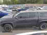 2024 Toyota Tacoma TRD Off Road с VIN 3TMLB5JN8RM009103, выставлен на аукционе IAAI как лот 43210758 с пробегом 14 193 миль миль и . История ставок и продаж доступна на DreamBid. Изображение 15.