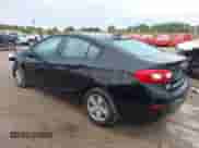 2017 Chevrolet Cruze LS z VIN 1G1BC5SMXH7194903, wystawiony jako IAAI lot #43268653 z przebiegiem 160 722 mil mil oraz . Historia ofert i sprzedaży dostępna na DreamBid. Obrazek 3.