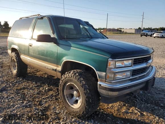 1995 Chevrolet Tahoe with VIN 3GNEK18K7SG119164, listed as a Copart auction lot 77744684 with 165,798 mi miles and Salvage title. Bid and sale history available at DreamBid. Image 4.
