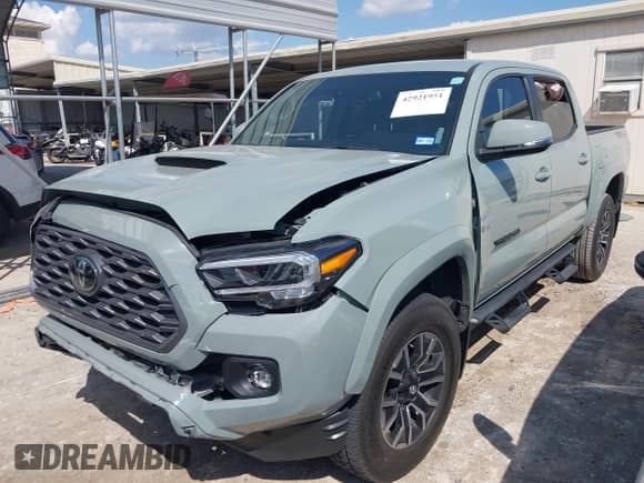 2023 Toyota Tacoma SR5 z VIN 3TYAZ5CN2PT034757, wystawiony jako IAAI lot #42921951 z przebiegiem 20 819 mil mil oraz . Historia ofert i sprzedaży dostępna na DreamBid. Obrazek 2.