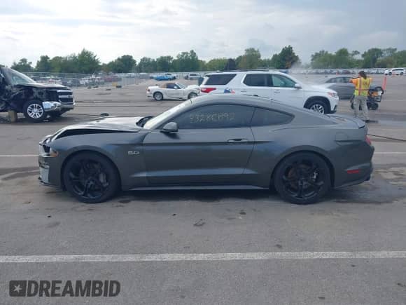2019 Ford Mustang GT z VIN 1FA6P8CF9K5177274, wystawiony jako IAAI lot #43286892 z przebiegiem 40 802 mil mil oraz . Historia ofert i sprzedaży dostępna na DreamBid. Obrazek 14.