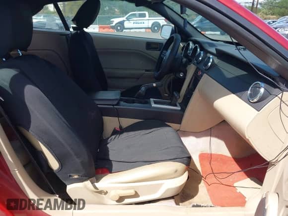 2005 Ford Mustang Deluxe с VIN 1ZVFT84N855231273, выставлен на аукционе IAAI как лот 43504723 с пробегом 162 784 миль миль и . История ставок и продаж доступна на DreamBid. Изображение 5.