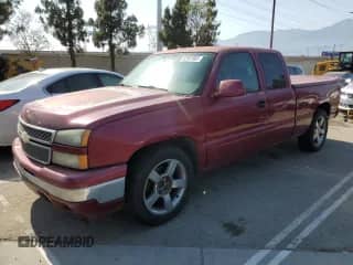 2006 Chevrolet Silverado 1500 LT1 z VIN 1GCEC19Z96Z243721, wystawiony jako Copart lot #62557965 z przebiegiem 394 250 mil mil oraz Czysty tytuł • Clean title. Historia ofert i sprzedaży dostępna na DreamBid. Obrazek 1.
