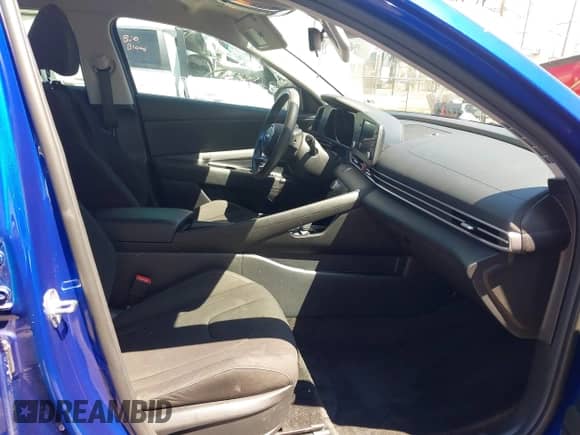 2022 Hyundai Elantra Blue z VIN KMHLM4AJXNU031297, wystawiony jako IAAI lot #43031565 z przebiegiem 57 688 mil mil oraz . Historia ofert i sprzedaży dostępna na DreamBid. Obrazek 5.