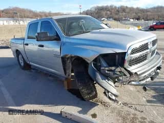 2013 Ram 1500 Express z VIN 1C6RR7KT2DS569463, wystawiony jako IAAI lot #41453246 z przebiegiem 186 338 mil mil oraz . Historia ofert i sprzedaży dostępna na DreamBid. Obrazek 1.
