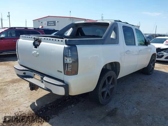 2011 Chevrolet Avalanche LS z VIN 3GNMCEE0XBG121056, wystawiony jako IAAI lot #42481426 z przebiegiem 207 183 mil mil oraz . Historia ofert i sprzedaży dostępna na DreamBid. Obrazek 4.