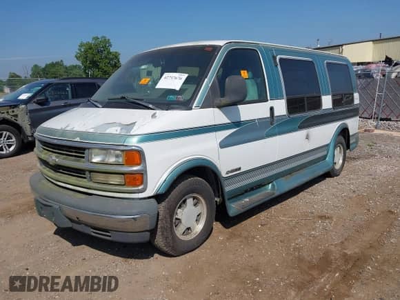 1999 Chevrolet Express z VIN 1GBFG15R6X1032057, wystawiony jako IAAI lot #42747676 z przebiegiem Nie podano mil oraz . Historia ofert i sprzedaży dostępna na DreamBid. Obrazek 2.