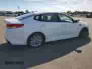2016 Kia Optima EX z VIN 5XXGU4L32GG107446, wystawiony jako Copart lot #84625225 z przebiegiem 91 618 mil mil oraz Szkoda całkowita • Salvage title. Historia ofert i sprzedaży dostępna na DreamBid. Obrazek 3.