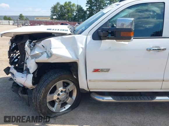 2017 Chevrolet Silverado 2500HD LT z VIN 1GC1KVEY9HF181540, wystawiony jako IAAI lot #43017957 z przebiegiem 198 394 mil mil oraz . Historia ofert i sprzedaży dostępna na DreamBid. Obrazek 6.