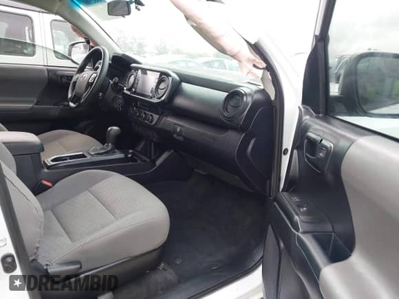 2021 Toyota Tacoma SR z VIN 5TFCZ5AN7MX267045, wystawiony jako IAAI lot #43321000 z przebiegiem 40 992 mil mil oraz . Historia ofert i sprzedaży dostępna na DreamBid. Obrazek 5.