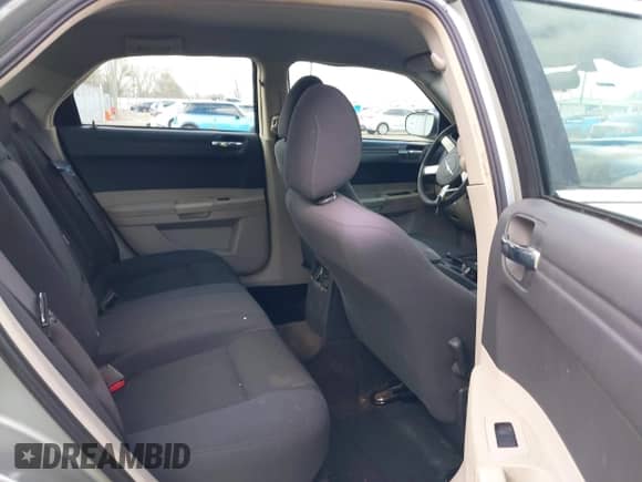 2005 Chrysler 300 300 z VIN 2C3JA43R05H137403, wystawiony jako IAAI lot #41399519 z przebiegiem 135 044 mil mil oraz . Historia ofert i sprzedaży dostępna na DreamBid. Obrazek 8.